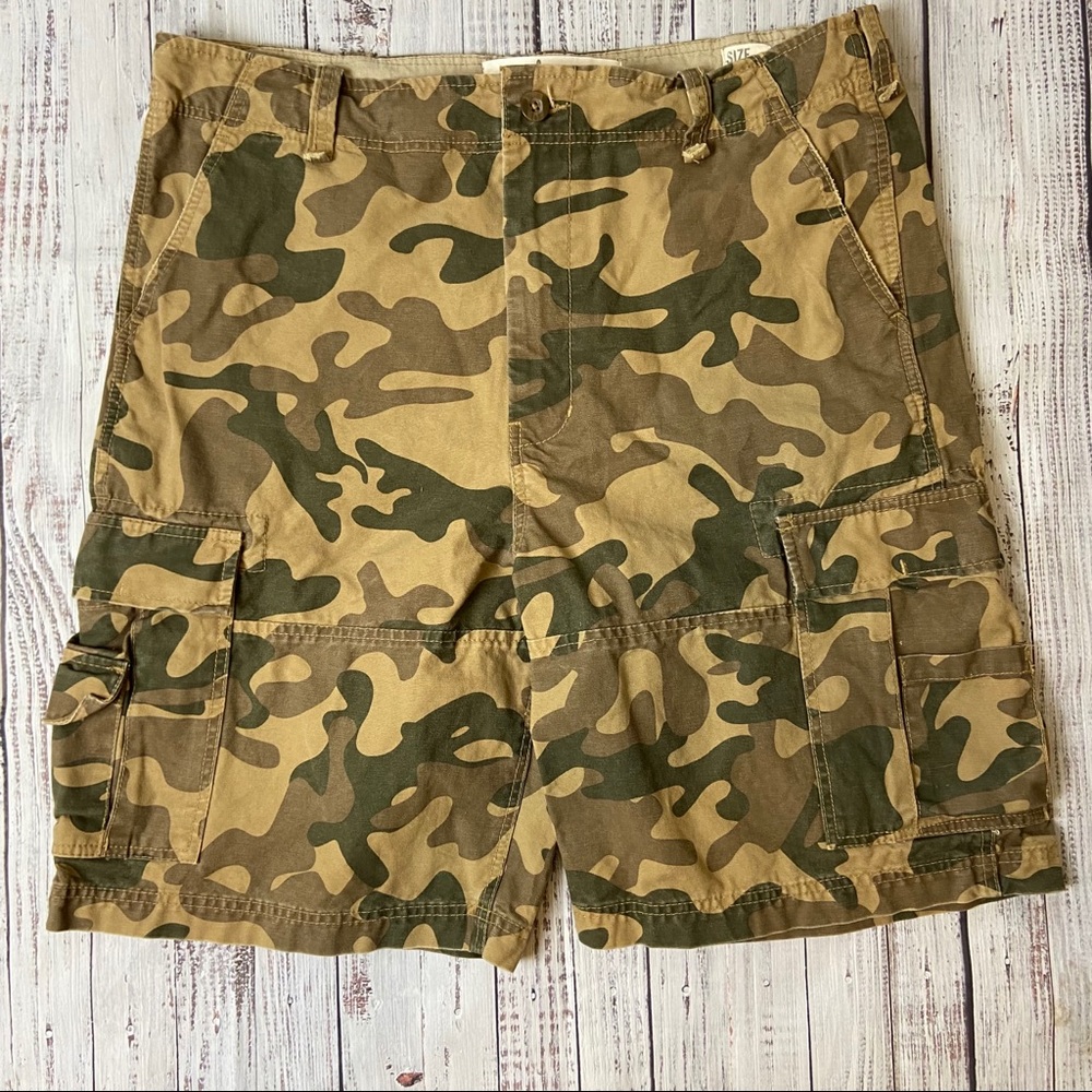 WonderWall Broken-In-Cargo Camo Shorts. Size 36.